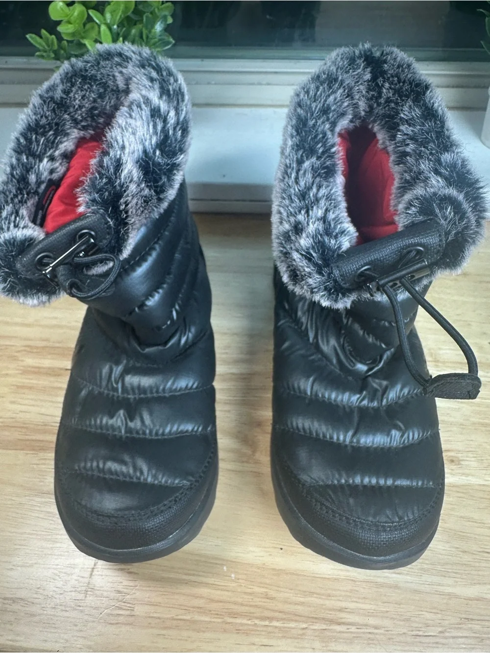 The North Face Black women’s size 6 thermoball micro-baffle Boots